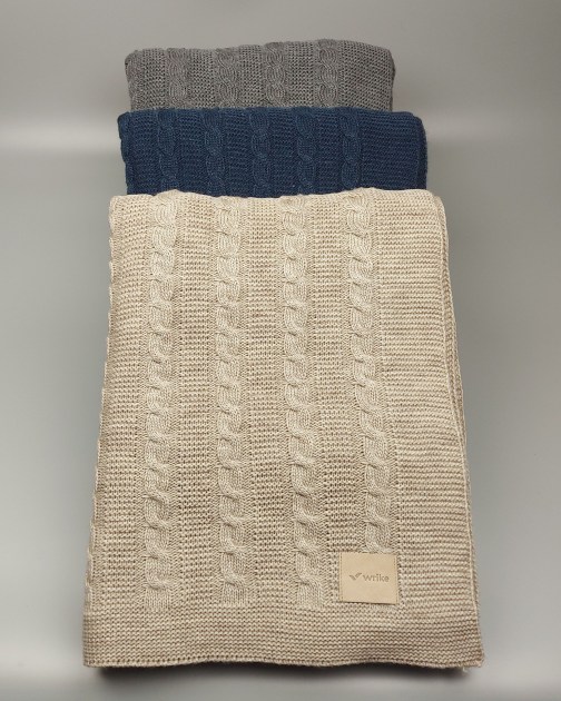 Вязаный плед с узором косы, бежевый, темно-синий, серый